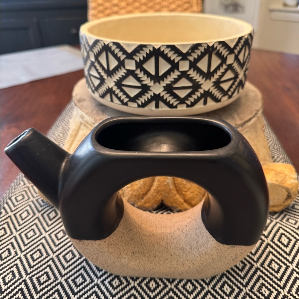 Set- black and natural geometric pottery.